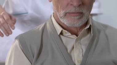Hemşire üzgün yaşlı adam omzuna el koyarak, rehabilitasyon hasta destek