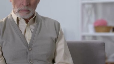 Yaşlı adam sağlık çalışanı, istenmeyen tedavi, sağlık hapları reddeden