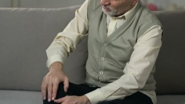 Kıdemli adam diz masaj, eklem iltihapları, romatizmal hastalık, sağlık