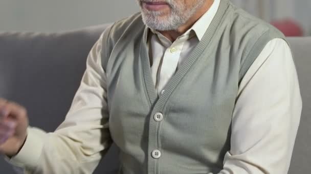 Hombre anciano que masajea el codo, inflamaciones de las articulaciones, enfermedad de la artritis, atención médica — Vídeo de stock