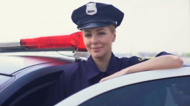Polis üniforması güçlü kadın devriye arabası gülümseyerek yanında duran, hukuk ve düzen