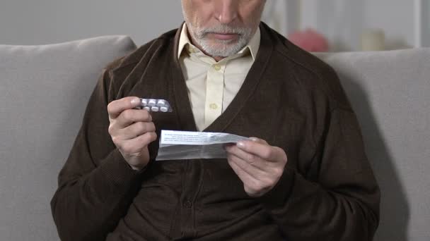 Ancianos píldoras de lectura masculina dosis, efectos secundarios y precauciones, farmacología — Vídeo de stock