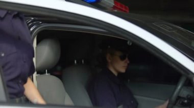 Kadın polis memuru arabaya biniyor ve emniyet kemeri bağlama, trafik yasaları