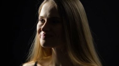 Çekici genç bayan beklenmedik mevcut ve iyi haber yüz closeup şaşırttı