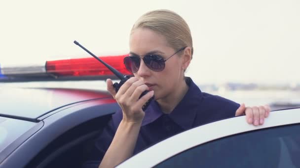 Poliziotto professionista che riceve la chiamata sulla situazione di emergenza e salire in auto — Video Stock