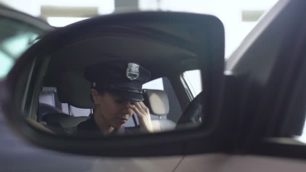 Mujer policía agotada con dolor de cabeza quitándose la gorra de servicio, masajeando templos — Vídeo de stock