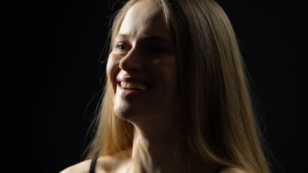 Счастливая женщина, искренне смеющаяся над хорошей шуткой, уверенная в красоте — стоковое видео