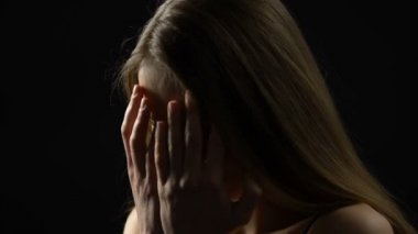 Utanan genç bayan el sıkışma, sosyal suçlama, güvensizlik ile yüz kapatıyor