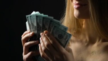 Genç kadın dolar nakit tutan, zenginlik zevk, siyah iş geliri, dolandırıcılık