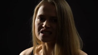 Agresif genç kadın psikolojik bozukluklar, ruhsal hastalık, öfke muzdarip