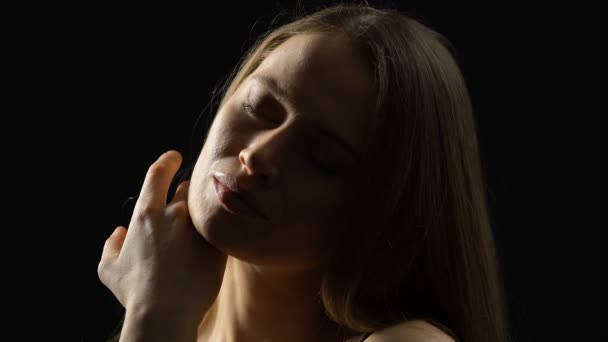 Attrayant femelle toucher menton, jouissant d'une peau parfaite après une chirurgie plastique 