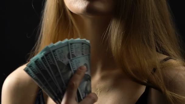 Hermosa mujer sosteniendo billetes de dólar y sintiéndose satisfecha, ingresos ilegales — Vídeos de Stock