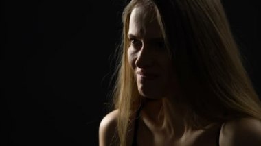 Genç kadın umutsuzluk içinde bağırıyor, stres ve olumsuz duygular, korku ifşa