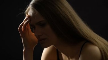 Baş ağrısı ve alnına sürtünme, hormonal bozukluk, zor seçim acı Kadın