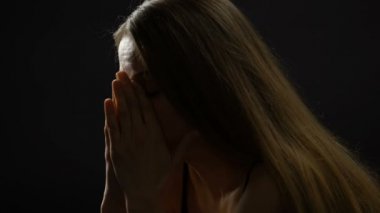 Mutsuz genç kadın ciddi karar verme, zor seçim, evlilik sorunları