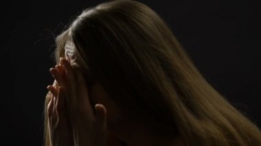 Sıkıntılı bayan düşünme, olumsuz duygular ve umutsuzluk hissi, sosyal sorunlar