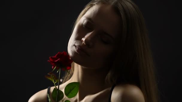 Самоуверенная в себе женщина гладит кожу розой, соблазном и сексуальностью — стоковое видео