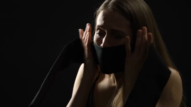 Депрессивный женский рот закрывается темной тканью, подавляя эмоции, сексизм — стоковое видео