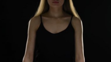 Kadın sosyal standartlara karşı mücadele ve utanç vücut pozitif işareti tutan