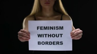 Sınır işareti olmadan feminizm tutan bayan, eşit kadın sosyal hakları cinsiyetçilik durdurmak