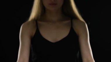 Bedenimolan bayan, kurallarım imzalıyor, farklı insanları sosyal ayrımcılığı durdur.