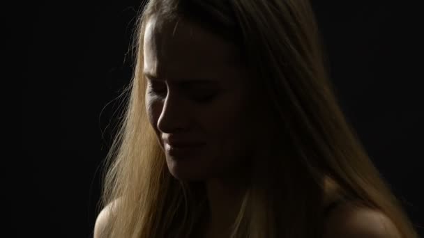 Депрессивная женщина плачет, страдает сильными негативными эмоциями после развода, помочь — стоковое видео