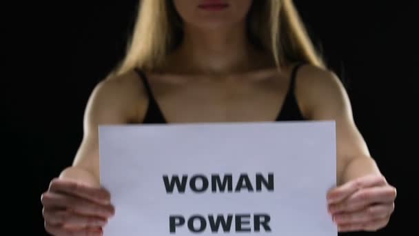 Señorita decidida sosteniendo el signo de poder de la mujer, cambio de normas sociales, libertad — Vídeos de Stock