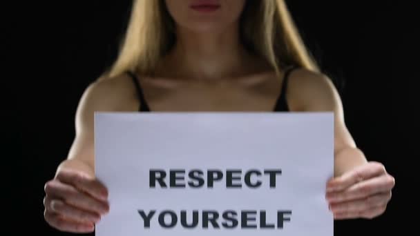 Mujer confiada sosteniendo el respeto a ti mismo signo, la aceptación de su propia personalidad — Vídeos de Stock