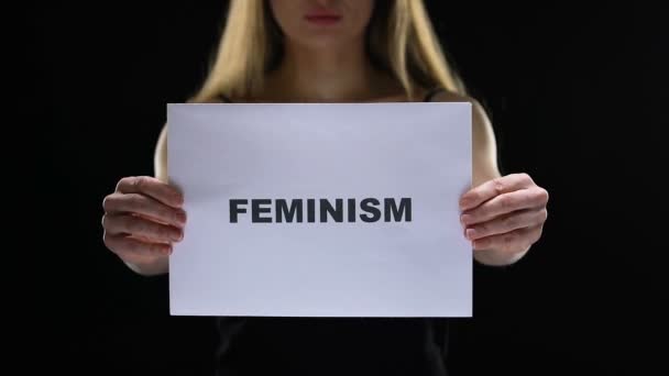 Señorita sosteniendo el signo feminista, luchando por los derechos sociales de la mujer y la igualdad — Vídeos de Stock
