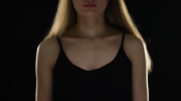 Seçim işareti ile çocuksuz tutan kadın, farklı yaşam pozisyonuna saygı — Stok video