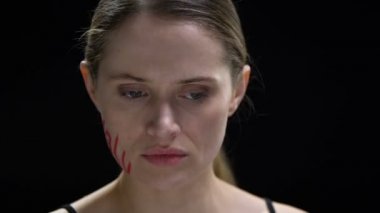 Çirkin kelime depresif kadın yüzü üzerine yazılmış, baş dönüm ve kameraya bakarak