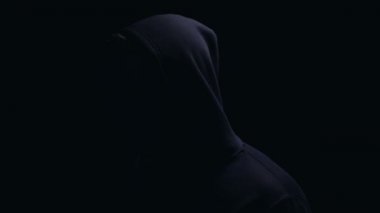 Maskeli korkutucu adam aniden karanlıktan, siber saldırıdan, yakın çekimden çıkıyor
