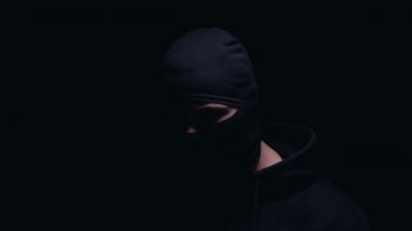 Adam balaclava kapalı alarak ve öfkeyle kamera, hırsız veya haydut, closeup içine bakarak