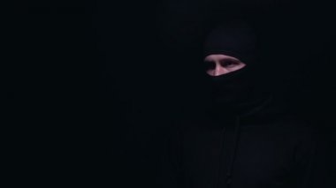 Karanlık balaclava adam silah nişan, sözleşme öldürme suç, kurban sindirme