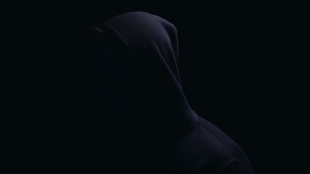 Homem assustador na máscara de repente aparecendo da escuridão, ataque cibernético, close-up — Vídeo de Stock