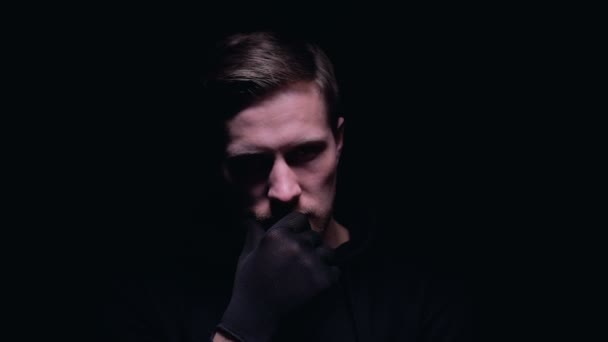 Człowiek z zaburzeniami psychicznymi gniewnie dotykając szyi, przygotowując się do morderstwa, zbliżenie — Wideo stockowe