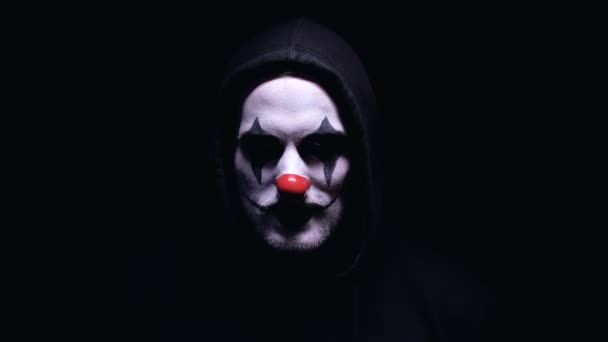 Maniak met griezelige clown gezicht boos glimlachend in de camera, psycho bedreigend — Stockvideo
