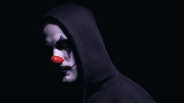 Szalony człowiek clown z pistoletu złowieźnie patrząc w aparacie, morderca grozi — Wideo stockowe