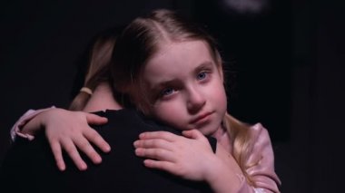 Küçük kız çocuk anne sarılma ve ağlama, aile içi şiddet kurbanları, korku