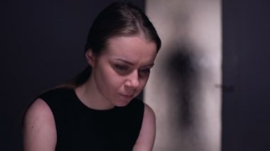 Korkmuş kaçırılma kurbanı odaya giren erkek silueti bakıyor, kötü muamele