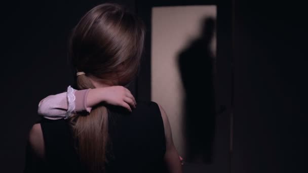 Człowiek w maski otwarcia drzwi szklane, matka szczelnie przytulanie córkę do ochrony — Wideo stockowe