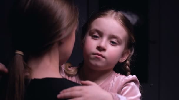 Kis csinos lánya átölelve az anyja, a rossz álom, a gyermekek fóbiák és félelmek — Stock videók