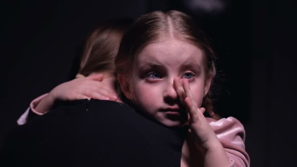 Menina chorando enxugando lágrimas e abraçando a mãe, vítima de bullying, ofensa — Vídeo de Stock