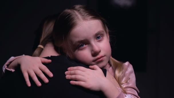 母親を抱きしめて泣く小さな女の子、家庭内暴力の犠牲者、恐怖 — ストック動画