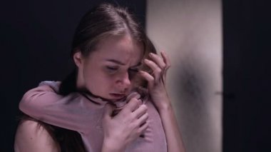 Savunmasız kadın çocuk sarılma, sarhoş erkek şişe odaya giren, korku