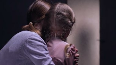 Ev soygunu sırasında odada saklanan kadın ve çocuk, kapının dışında suç gölgesi