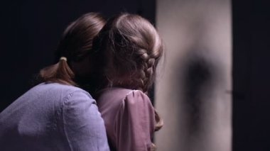 Kızı ve anne kapı dışında bıçak gölge ile deli izliyor, korku