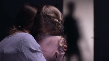 Korkmuş kaçırılan kurbanlar elinde kemer ile zalim zorba siluet izliyor