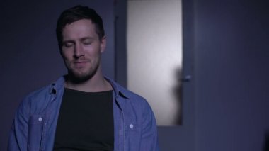 Depresyon aile bakımı acı derinden ağlayan baba destekleyen küçük kız