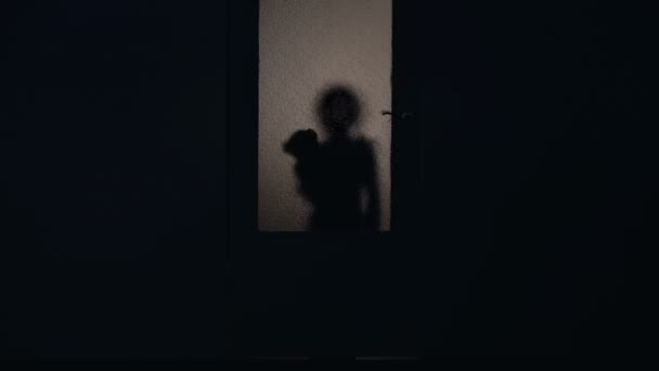 Niño fantasma de pie fuera de la puerta de casa abandonada fenómenos paranormales — Vídeos de Stock